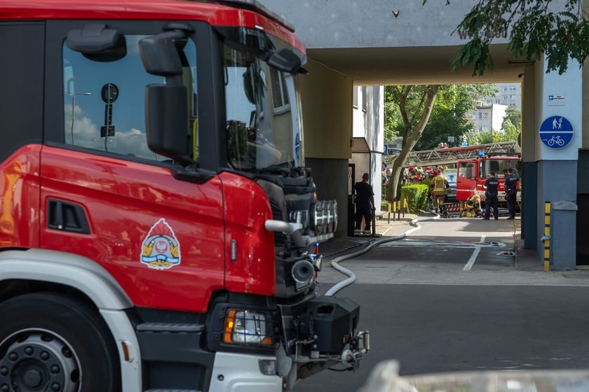 Pożar mieszkania na Nowym Dworze. Trwa akcja służb