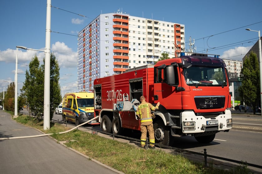 Pożar mieszkania na Nowym Dworze. Trwa akcja służb