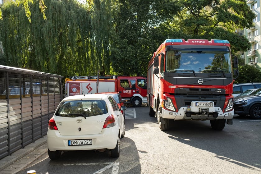 Pożar mieszkania na Nowym Dworze. Trwa akcja służb