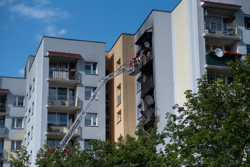 Pożar mieszkania na Nowym Dworze. Trwa akcja służb