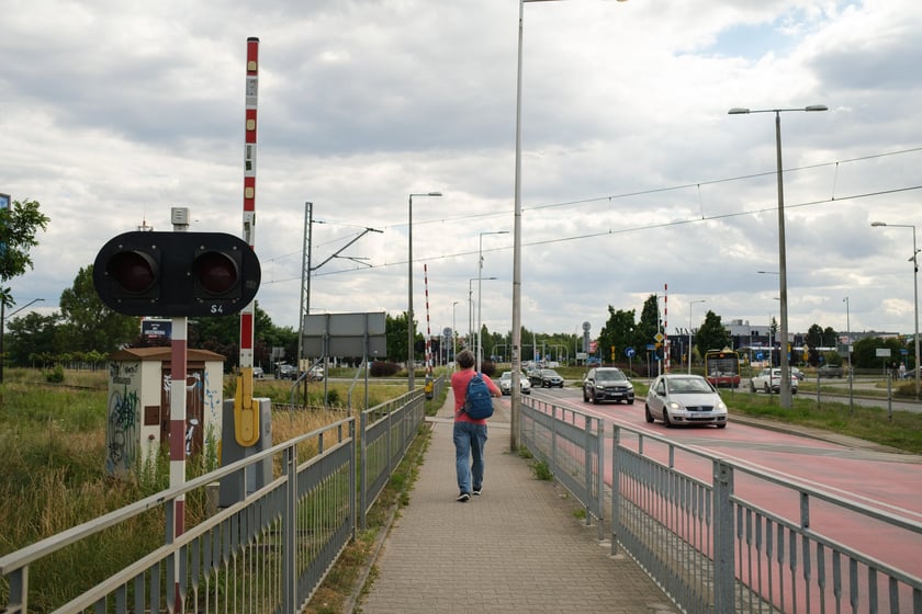 Tory kolejowe krzyżujące się z ulicą Strzegomską w pobliżu Ronda Rotmistrza Pileckiego