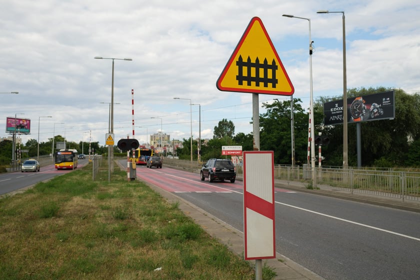 Tory kolejowe krzyżujące się z ulicą Strzegomską w pobliżu Ronda Rotmistrza Pileckiego