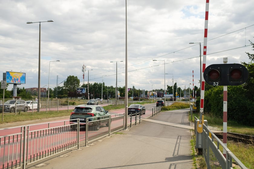 Tory kolejowe krzyżujące się z ulicą Strzegomską w pobliżu Ronda Rotmistrza Pileckiego