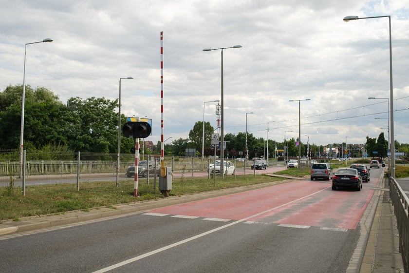 Tory kolejowe krzyżujące się z ulicą Strzegomską w pobliżu Ronda Rotmistrza Pileckiego