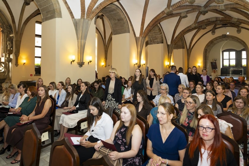 Uroczystość wręczenia aktów na stopień nauczyciela mianowanego we Wrocławiu, 26 sierpnia 2026 z udziałem prezydenta Wrocławia, Jacka Sutryka