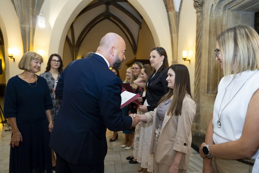 Uroczystość wręczenia aktów na stopień nauczyciela mianowanego we Wrocławiu, 26 sierpnia 2026 z udziałem prezydenta Wrocławia, Jacka Sutryka