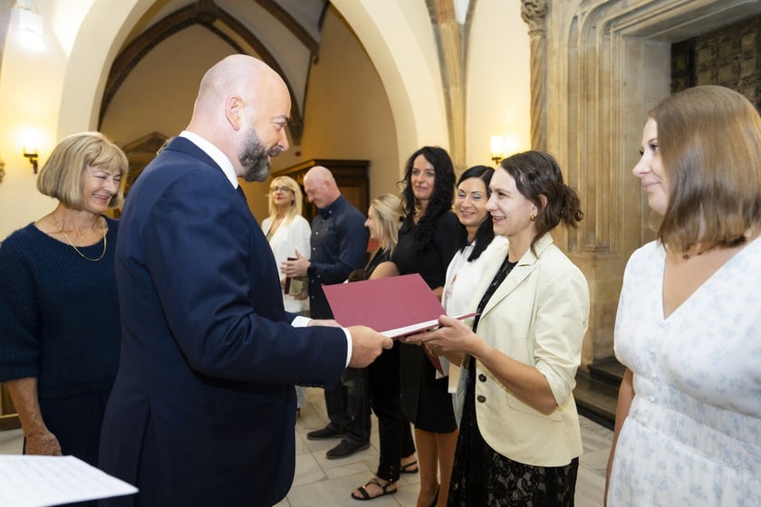 Uroczystość wręczenia aktów na stopień nauczyciela mianowanego we Wrocławiu, 26 sierpnia 2026 z udziałem prezydenta Wrocławia, Jacka Sutryka