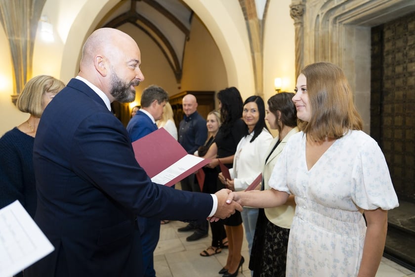 Uroczystość wręczenia aktów na stopień nauczyciela mianowanego we Wrocławiu, 26 sierpnia 2026 z udziałem prezydenta Wrocławia, Jacka Sutryka