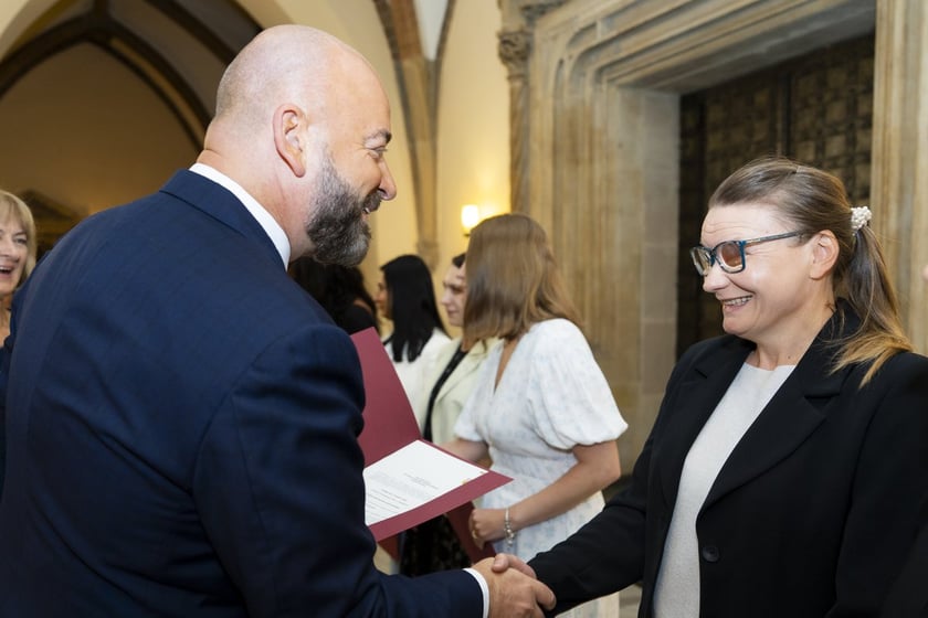 Uroczystość wręczenia aktów na stopień nauczyciela mianowanego we Wrocławiu, 26 sierpnia 2026 z udziałem prezydenta Wrocławia, Jacka Sutryka
