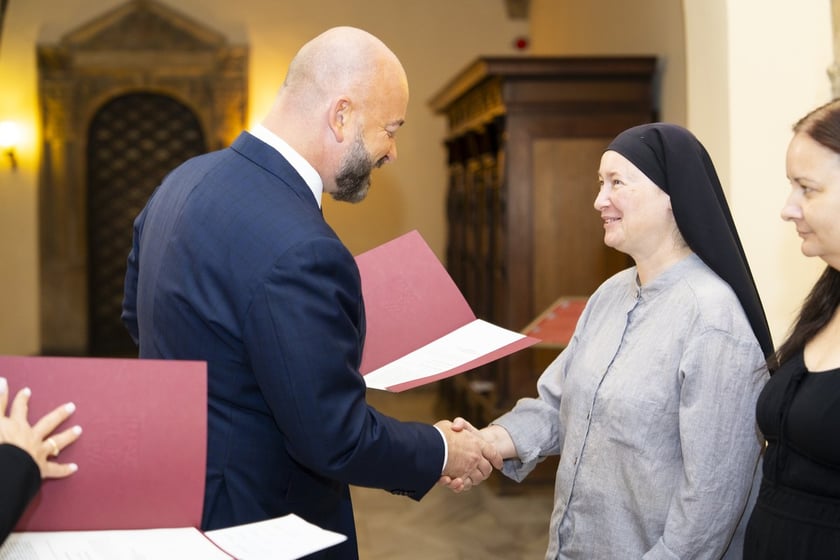 Uroczystość wręczenia aktów na stopień nauczyciela mianowanego we Wrocławiu, 26 sierpnia 2026 z udziałem prezydenta Wrocławia, Jacka Sutryka