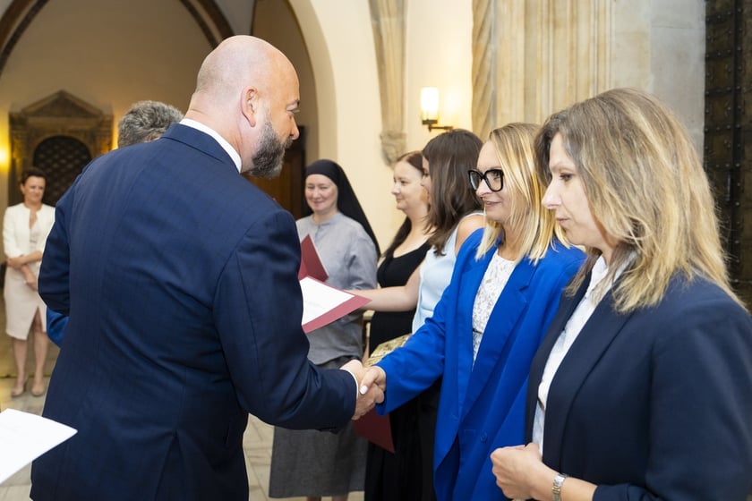 Uroczystość wręczenia aktów na stopień nauczyciela mianowanego we Wrocławiu, 26 sierpnia 2026 z udziałem prezydenta Wrocławia, Jacka Sutryka