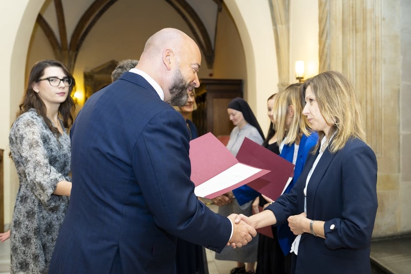 Uroczystość wręczenia aktów na stopień nauczyciela mianowanego we Wrocławiu, 26 sierpnia 2026 z udziałem prezydenta Wrocławia, Jacka Sutryka