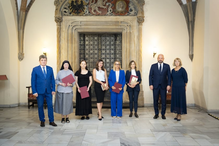 Uroczystość wręczenia aktów na stopień nauczyciela mianowanego we Wrocławiu, 26 sierpnia 2026 z udziałem prezydenta Wrocławia, Jacka Sutryka