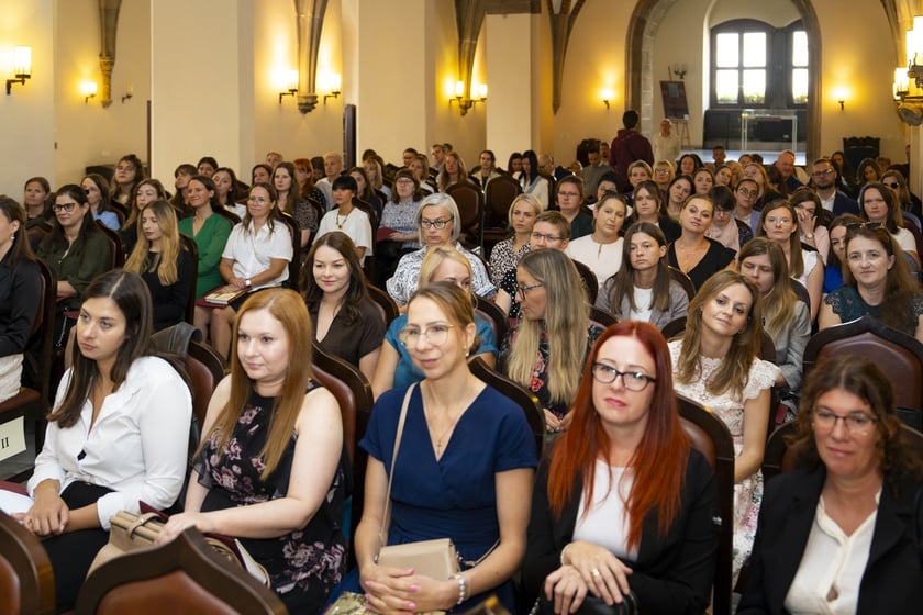 Uroczystość wręczenia aktów na stopień nauczyciela mianowanego we Wrocławiu, 26 sierpnia 2026 z udziałem prezydenta Wrocławia, Jacka Sutryka