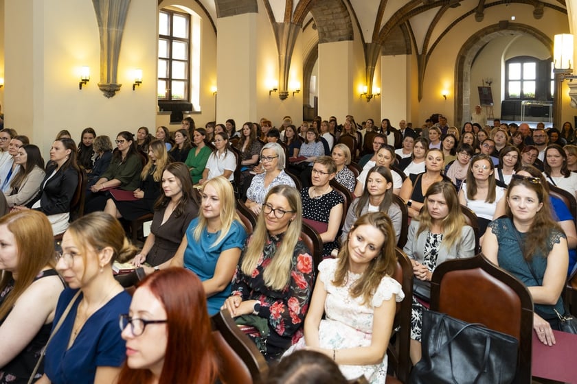 Uroczystość wręczenia aktów na stopień nauczyciela mianowanego we Wrocławiu, 26 sierpnia 2026 z udziałem prezydenta Wrocławia, Jacka Sutryka