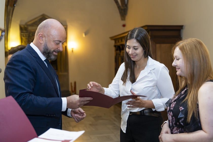 Uroczystość wręczenia aktów na stopień nauczyciela mianowanego we Wrocławiu, 26 sierpnia 2026 z udziałem prezydenta Wrocławia, Jacka Sutryka