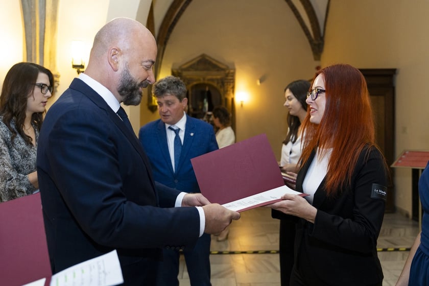 Uroczystość wręczenia aktów na stopień nauczyciela mianowanego we Wrocławiu, 26 sierpnia 2026 z udziałem prezydenta Wrocławia, Jacka Sutryka