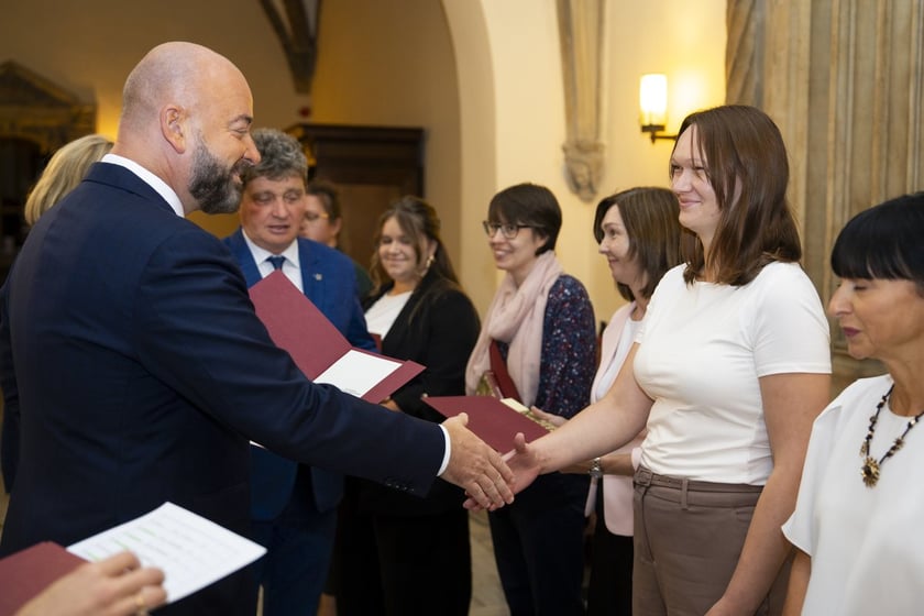 Uroczystość wręczenia aktów na stopień nauczyciela mianowanego we Wrocławiu, 26 sierpnia 2026 z udziałem prezydenta Wrocławia, Jacka Sutryka