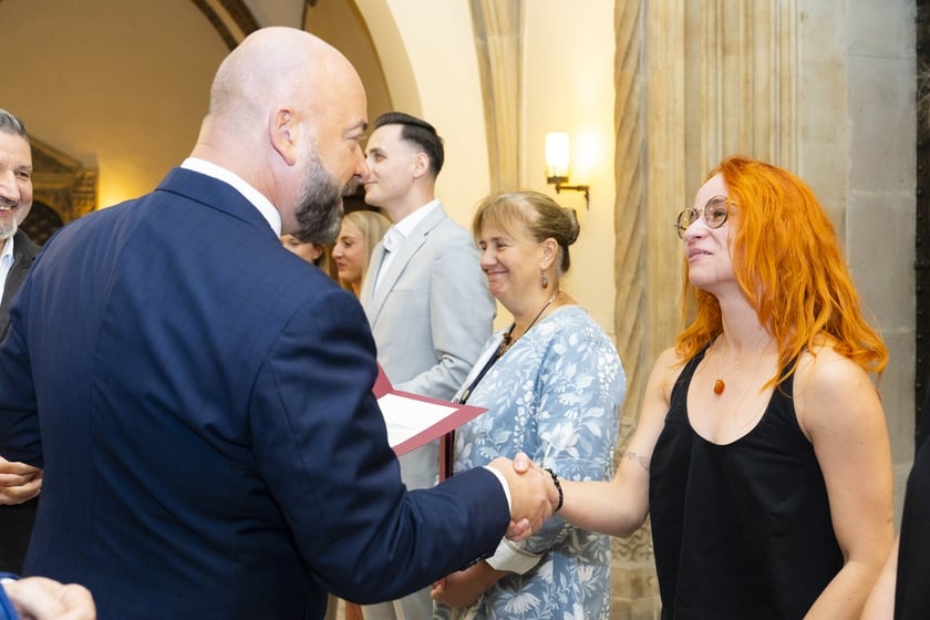 Uroczystość wręczenia aktów na stopień nauczyciela mianowanego we Wrocławiu, 26 sierpnia 2026 z udziałem prezydenta Wrocławia, Jacka Sutryka