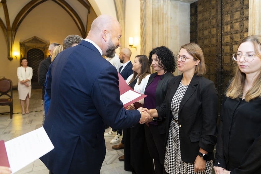 Uroczystość wręczenia aktów na stopień nauczyciela mianowanego we Wrocławiu, 26 sierpnia 2026 z udziałem prezydenta Wrocławia, Jacka Sutryka