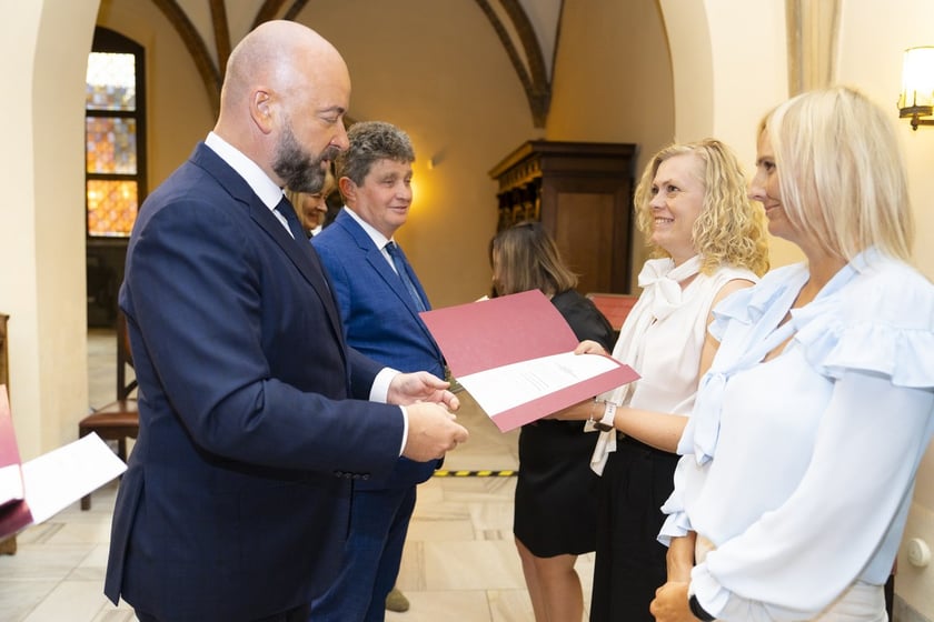 Uroczystość wręczenia aktów na stopień nauczyciela mianowanego we Wrocławiu, 26 sierpnia 2026 z udziałem prezydenta Wrocławia, Jacka Sutryka