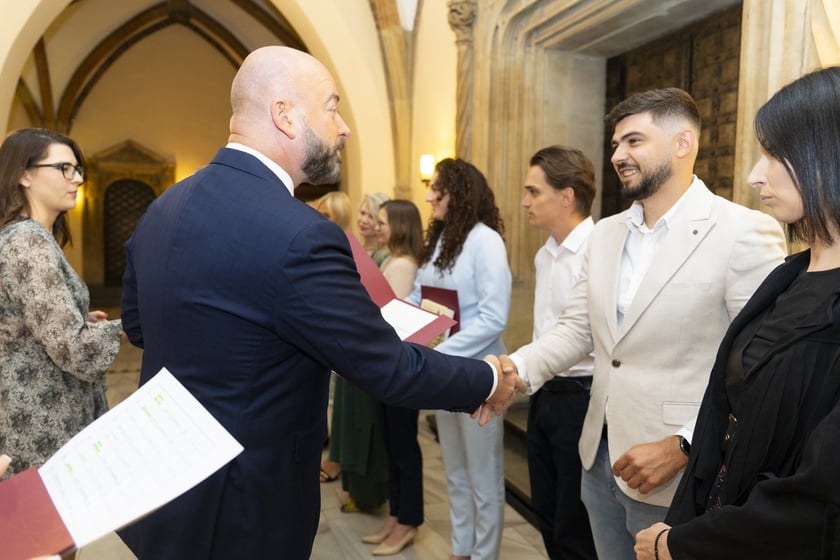 Uroczystość wręczenia aktów na stopień nauczyciela mianowanego we Wrocławiu, 26 sierpnia 2026 z udziałem prezydenta Wrocławia, Jacka Sutryka