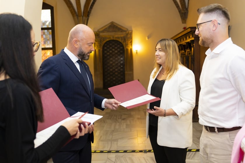 Uroczystość wręczenia aktów na stopień nauczyciela mianowanego we Wrocławiu, 26 sierpnia 2026 z udziałem prezydenta Wrocławia, Jacka Sutryka