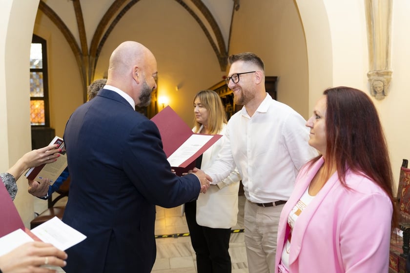 Uroczystość wręczenia aktów na stopień nauczyciela mianowanego we Wrocławiu, 26 sierpnia 2026 z udziałem prezydenta Wrocławia, Jacka Sutryka