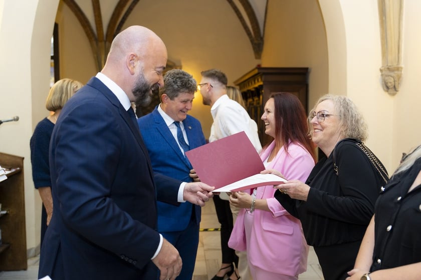 Uroczystość wręczenia aktów na stopień nauczyciela mianowanego we Wrocławiu, 26 sierpnia 2026 z udziałem prezydenta Wrocławia, Jacka Sutryka