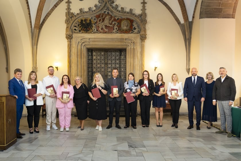 Uroczystość wręczenia aktów na stopień nauczyciela mianowanego we Wrocławiu, 26 sierpnia 2026 z udziałem prezydenta Wrocławia, Jacka Sutryka