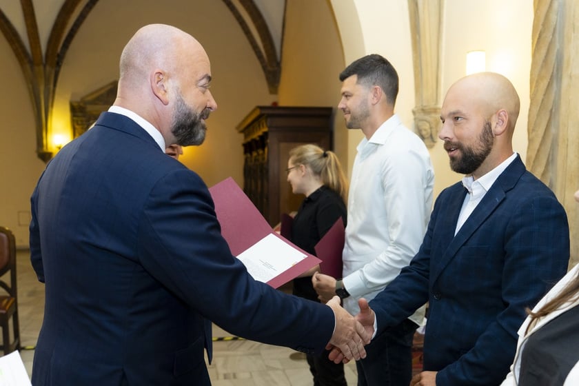 Uroczystość wręczenia aktów na stopień nauczyciela mianowanego we Wrocławiu, 26 sierpnia 2026 z udziałem prezydenta Wrocławia, Jacka Sutryka