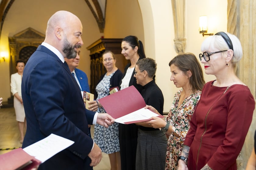 Uroczystość wręczenia aktów na stopień nauczyciela mianowanego we Wrocławiu, 26 sierpnia 2026 z udziałem prezydenta Wrocławia, Jacka Sutryka