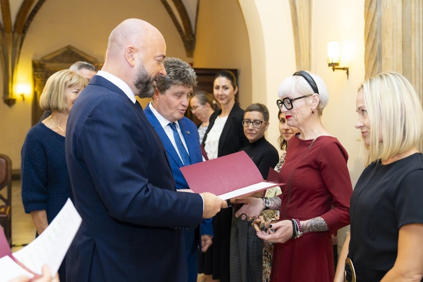 Uroczystość wręczenia aktów na stopień nauczyciela mianowanego we Wrocławiu, 26 sierpnia 2026 z udziałem prezydenta Wrocławia, Jacka Sutryka