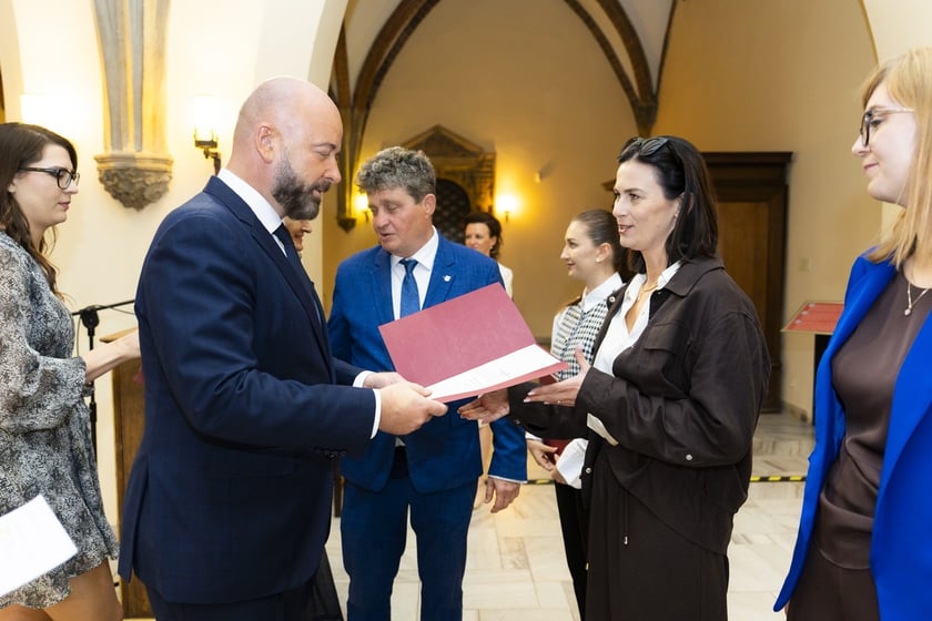 Uroczystość wręczenia aktów na stopień nauczyciela mianowanego we Wrocławiu, 26 sierpnia 2026 z udziałem prezydenta Wrocławia, Jacka Sutryka