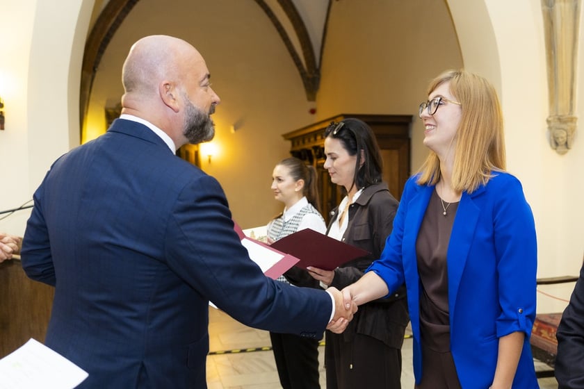 Uroczystość wręczenia aktów na stopień nauczyciela mianowanego we Wrocławiu, 26 sierpnia 2026 z udziałem prezydenta Wrocławia, Jacka Sutryka