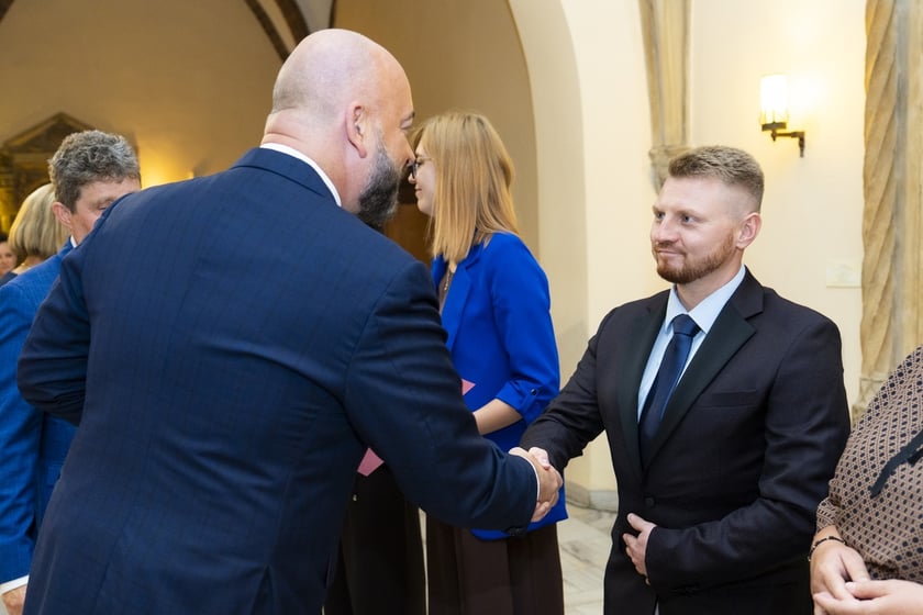 Uroczystość wręczenia aktów na stopień nauczyciela mianowanego we Wrocławiu, 26 sierpnia 2026 z udziałem prezydenta Wrocławia, Jacka Sutryka
