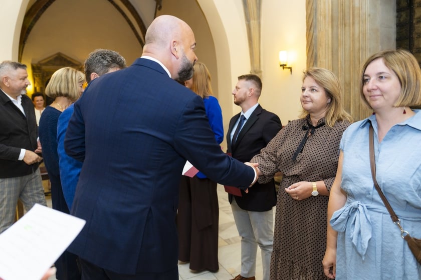 Uroczystość wręczenia aktów na stopień nauczyciela mianowanego we Wrocławiu, 26 sierpnia 2026 z udziałem prezydenta Wrocławia, Jacka Sutryka