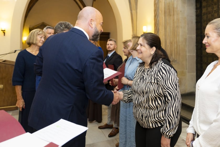 Uroczystość wręczenia aktów na stopień nauczyciela mianowanego we Wrocławiu, 26 sierpnia 2026 z udziałem prezydenta Wrocławia, Jacka Sutryka