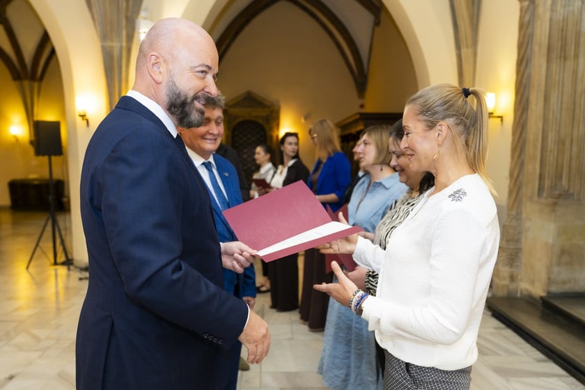 Uroczystość wręczenia aktów na stopień nauczyciela mianowanego we Wrocławiu, 26 sierpnia 2026 z udziałem prezydenta Wrocławia, Jacka Sutryka