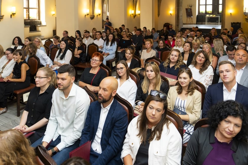 Uroczystość wręczenia aktów na stopień nauczyciela mianowanego we Wrocławiu, 26 sierpnia 2026 z udziałem prezydenta Wrocławia, Jacka Sutryka
