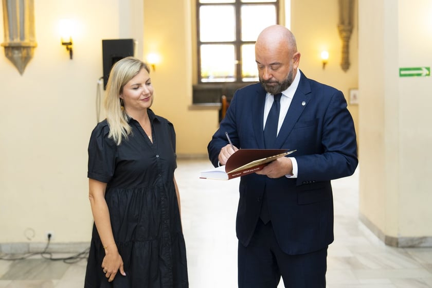 Uroczystość wręczenia aktów na stopień nauczyciela mianowanego we Wrocławiu, 26 sierpnia 2026 z udziałem prezydenta Wrocławia, Jacka Sutryka