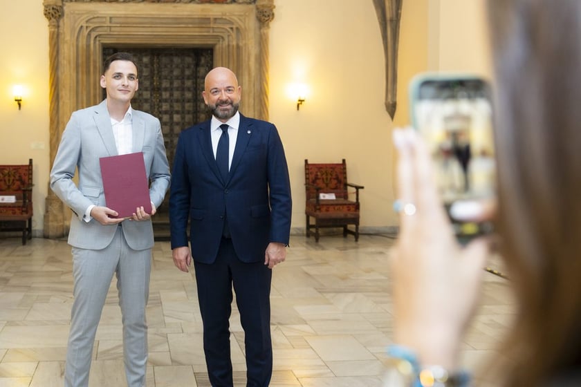 Uroczystość wręczenia aktów na stopień nauczyciela mianowanego we Wrocławiu, 26 sierpnia 2026 z udziałem prezydenta Wrocławia, Jacka Sutryka