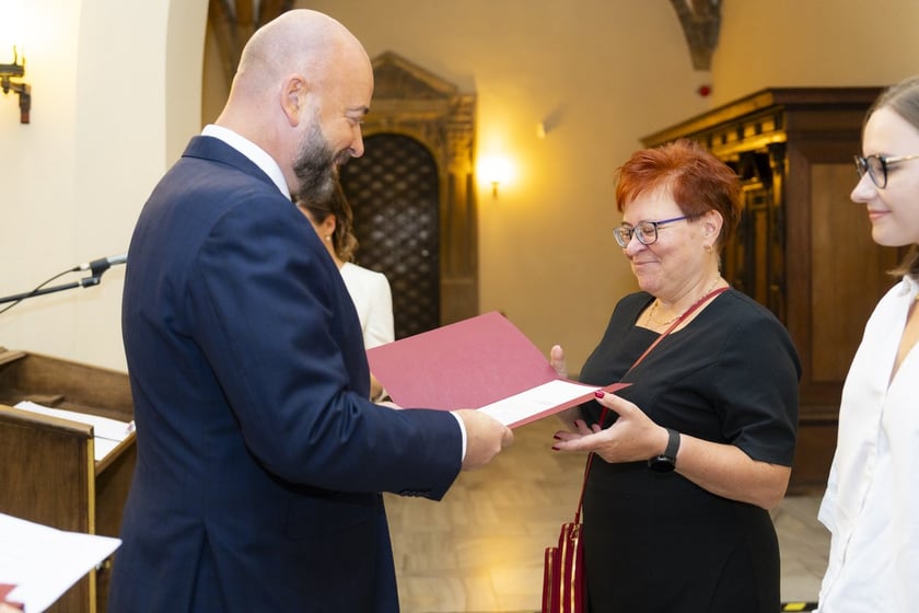 Uroczystość wręczenia aktów na stopień nauczyciela mianowanego we Wrocławiu, 26 sierpnia 2026 z udziałem prezydenta Wrocławia, Jacka Sutryka