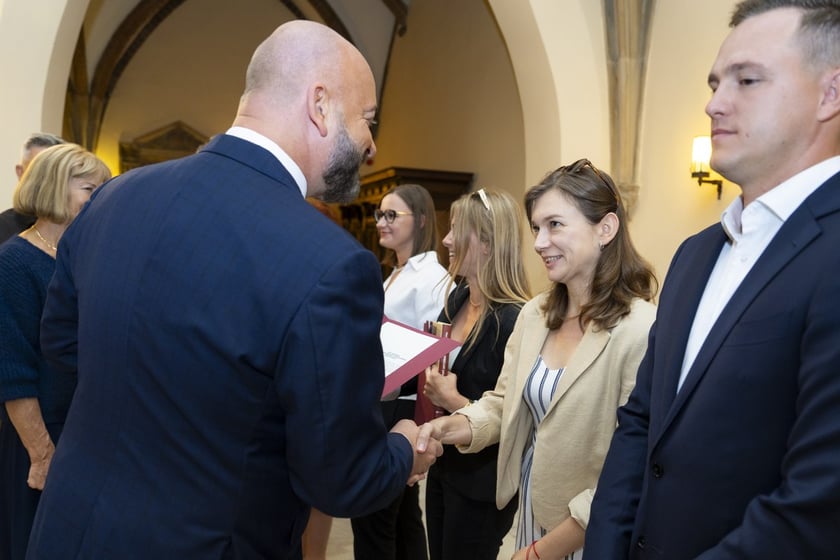 Uroczystość wręczenia aktów na stopień nauczyciela mianowanego we Wrocławiu, 26 sierpnia 2026 z udziałem prezydenta Wrocławia, Jacka Sutryka