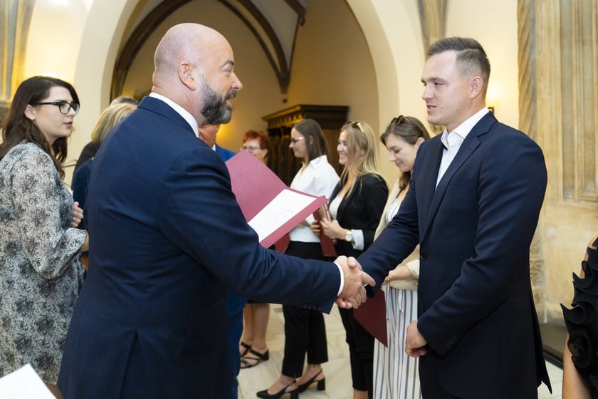 Uroczystość wręczenia aktów na stopień nauczyciela mianowanego we Wrocławiu, 26 sierpnia 2026 z udziałem prezydenta Wrocławia, Jacka Sutryka