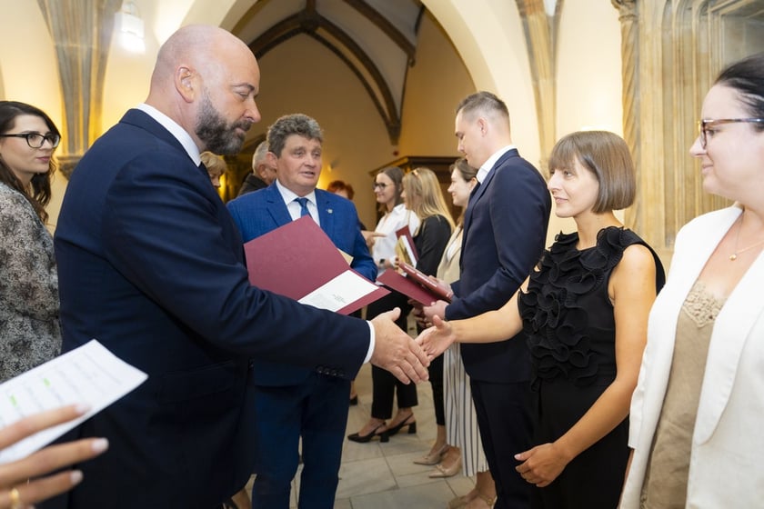 Uroczystość wręczenia aktów na stopień nauczyciela mianowanego we Wrocławiu, 26 sierpnia 2026 z udziałem prezydenta Wrocławia, Jacka Sutryka