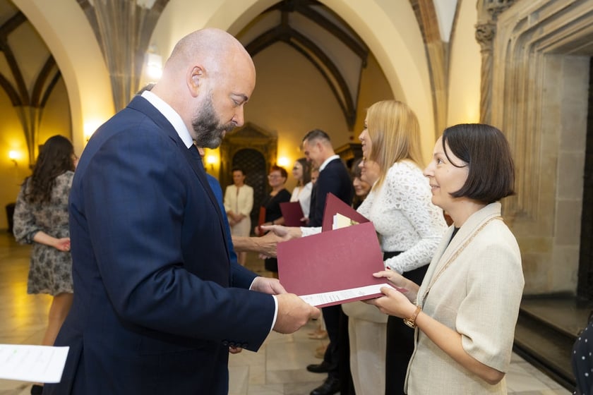 Uroczystość wręczenia aktów na stopień nauczyciela mianowanego we Wrocławiu, 26 sierpnia 2026 z udziałem prezydenta Wrocławia, Jacka Sutryka