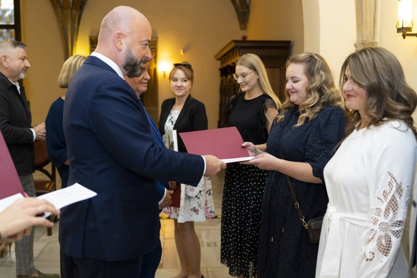 Uroczystość wręczenia aktów na stopień nauczyciela mianowanego we Wrocławiu, 26 sierpnia 2026 z udziałem prezydenta Wrocławia, Jacka Sutryka