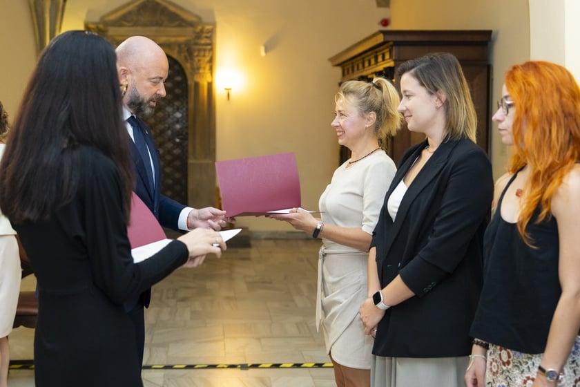 Uroczystość wręczenia aktów na stopień nauczyciela mianowanego we Wrocławiu, 26 sierpnia 2026 z udziałem prezydenta Wrocławia, Jacka Sutryka