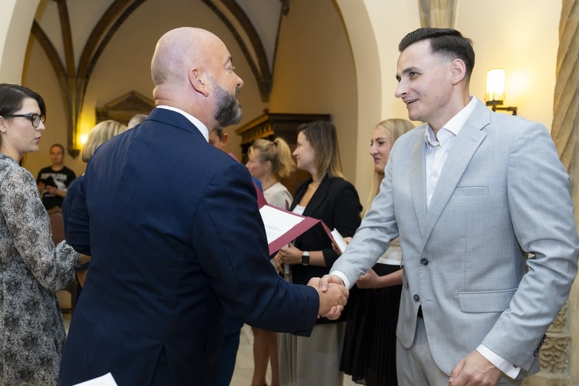 Uroczystość wręczenia aktów na stopień nauczyciela mianowanego we Wrocławiu, 26 sierpnia 2026 z udziałem prezydenta Wrocławia, Jacka Sutryka